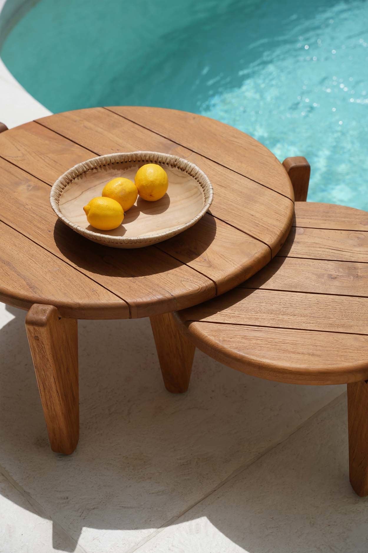 Fine detail van rotan fruitschaal met frisse citroenen op naturel Seseh salontafel van Bazar Bizar in gerecycled teak