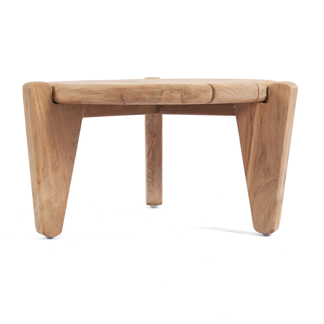 Strakke zijaanblik van ronde Seseh salontafel in gerecycled teak met stabiel driepootontwerp, elegant outdoor detail van Bazar Bizar