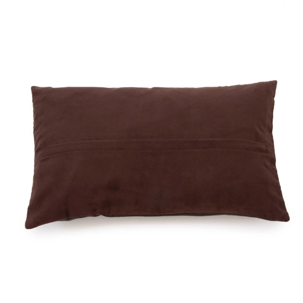 Bruin rechthoekig kussen met een zachte fluwelen textuur, eenvoudig ontwerp voor huisdecoratie of comfort.