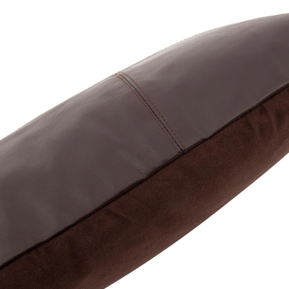 Langwerpig bruin kussen met leren en suède textuur, met subtiele stiksels en rijke bruine tinten.