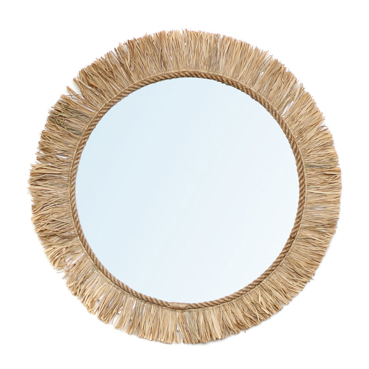 Ronde spiegel met een natuurlijke jute rand, stralend en reflecterend, ideaal voor een bohemien interieur.