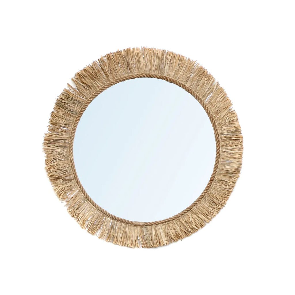Ronde spiegel omgeven door natuurlijke raffia franjes, geeft een bohemian en organische uitstraling.