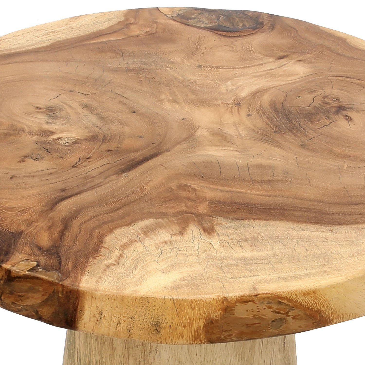 Ronde houten tafel met natuurlijke nerven en warme bruine tinten, die een rustieke uitstraling geven.