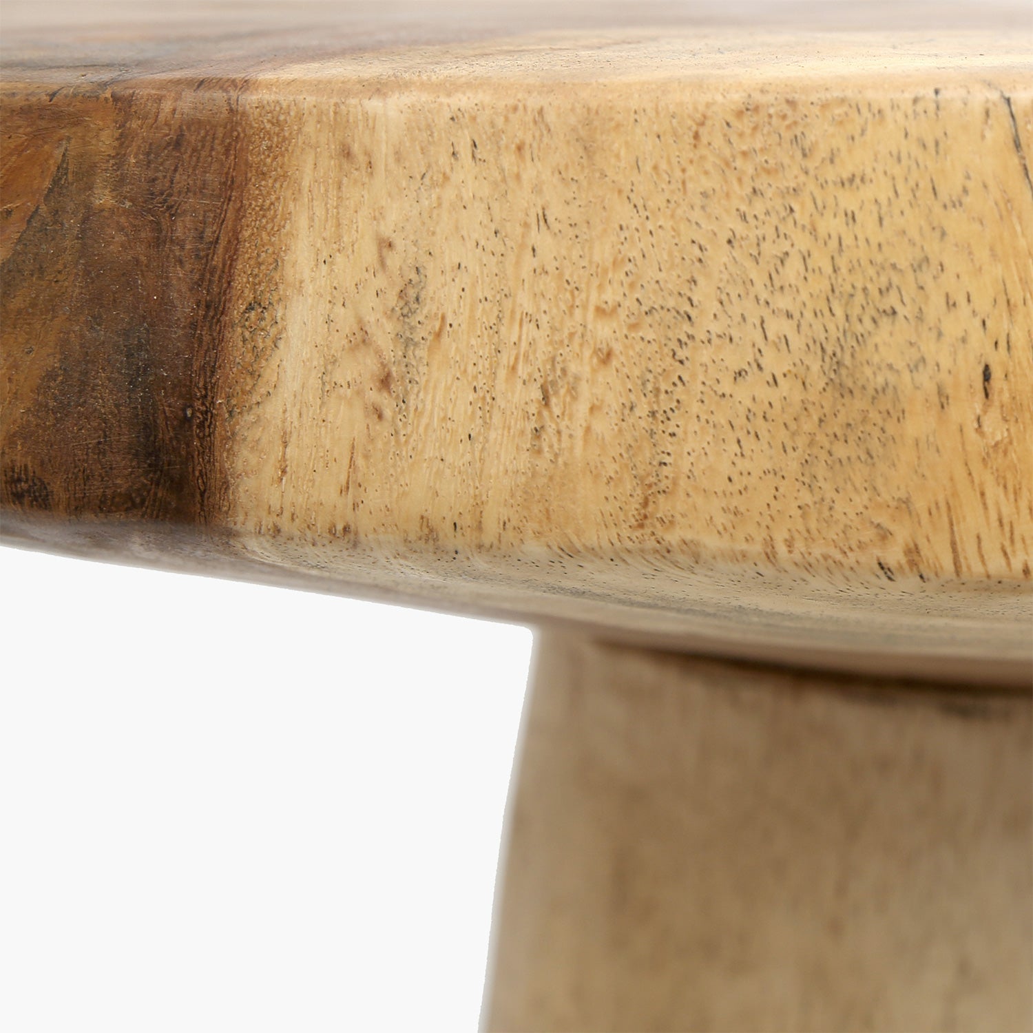 Detail van een lichtbruin houten tafel met zichtbare nerf en natuurlijke textuur op witte achtergrond.