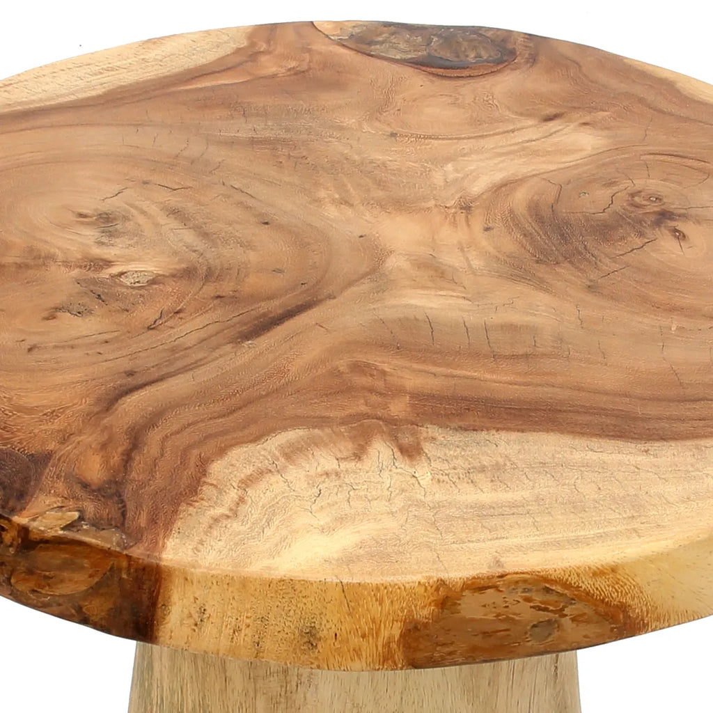 Houten tafelblad met opvallende natuurlijke nerven en patronen, warme tinten van licht naar donkerbruin.