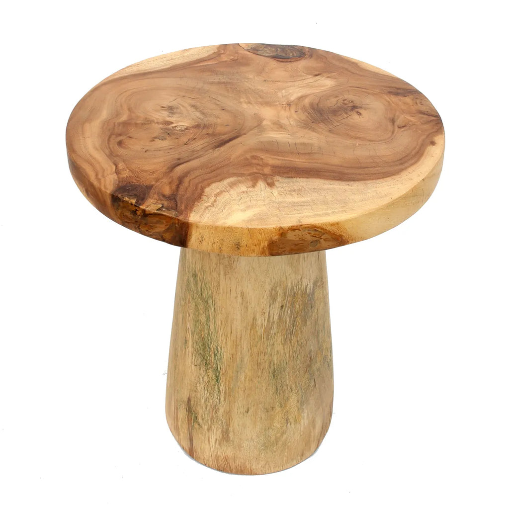 Rustieke houten kruk met opvallende jaarringen en natuurlijke tinten, perfect voor interieurinrichting.