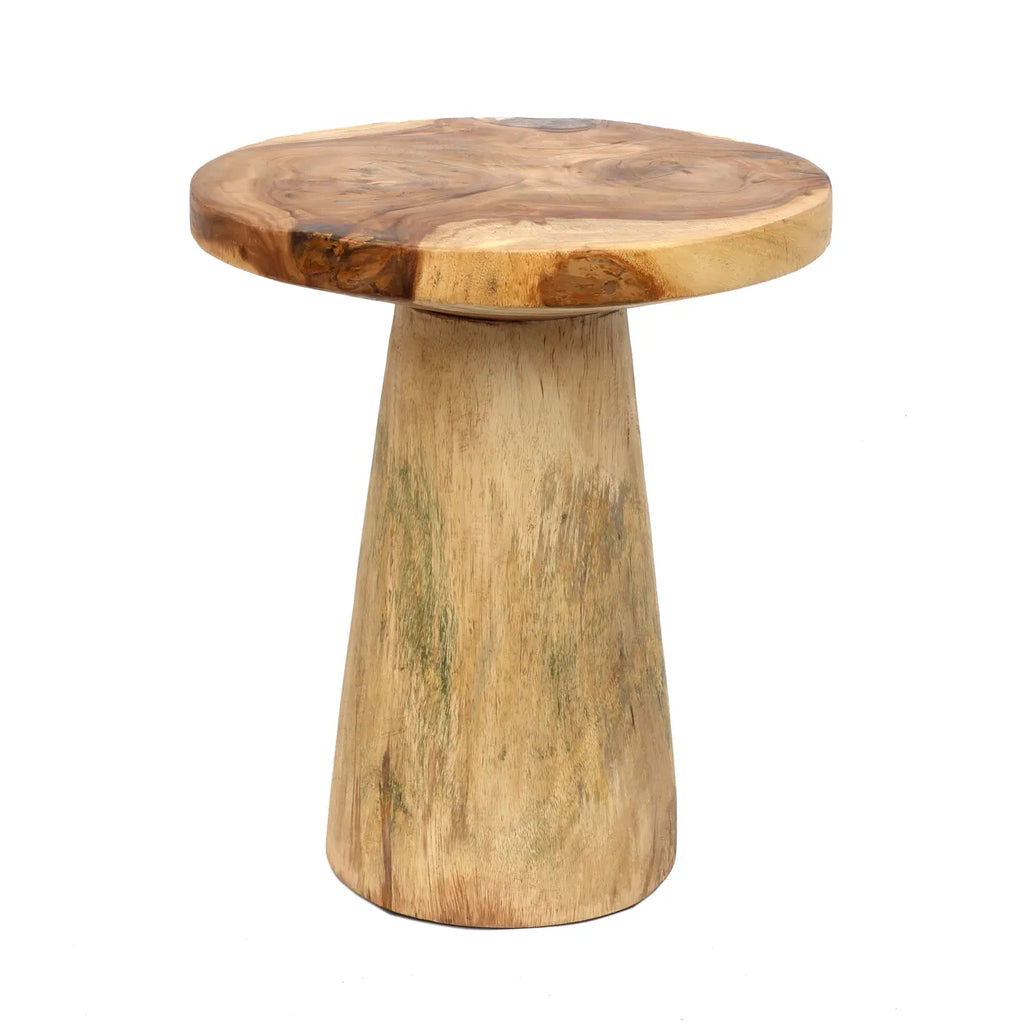 Ronde houten bijzettafel met natuurlijke afwerking en robuust, taps toelopend ontwerp voor een rustieke uitstraling.