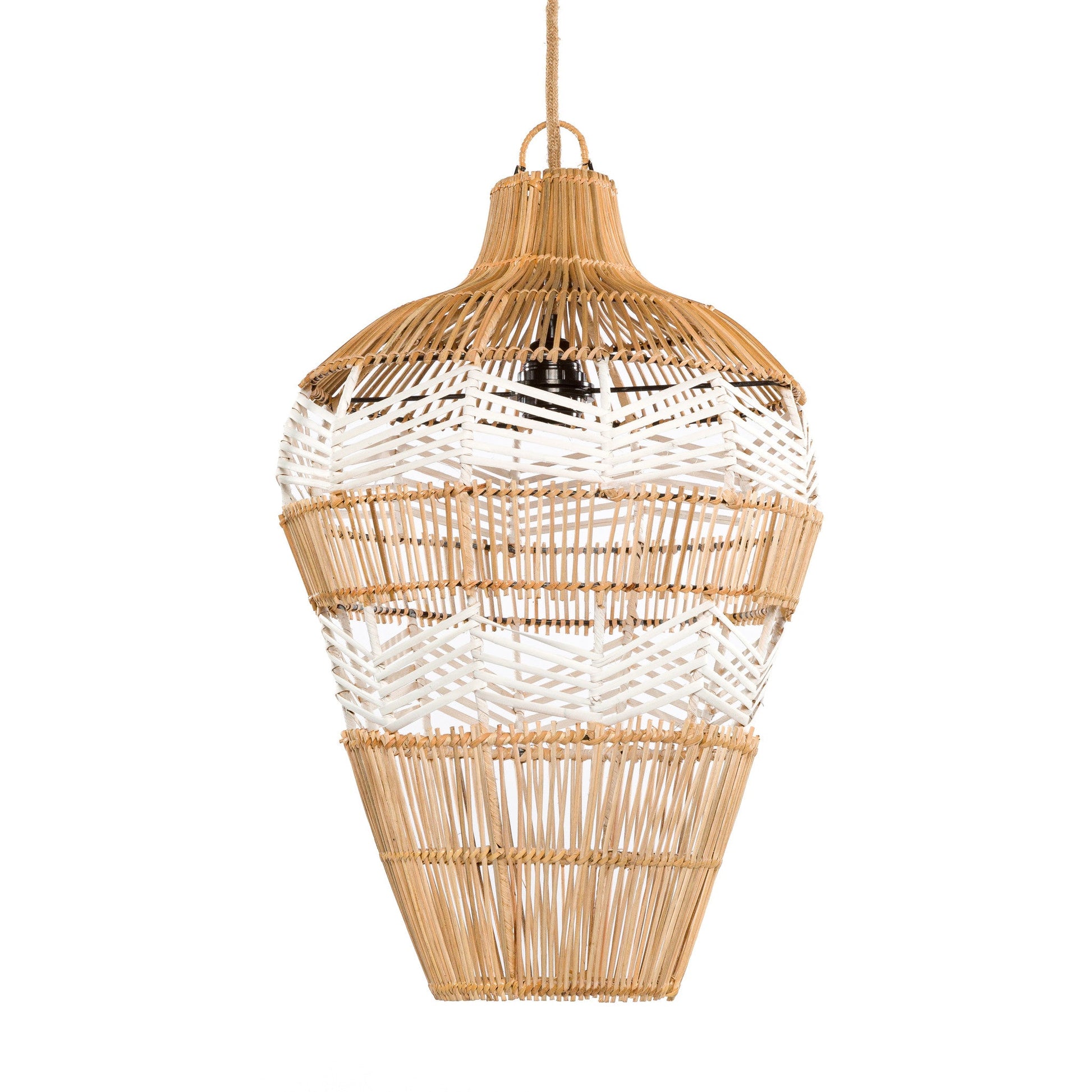 Grote, geweven hanglamp met een combinatie van natuurlijke en witte rotanstroken, elegant design.