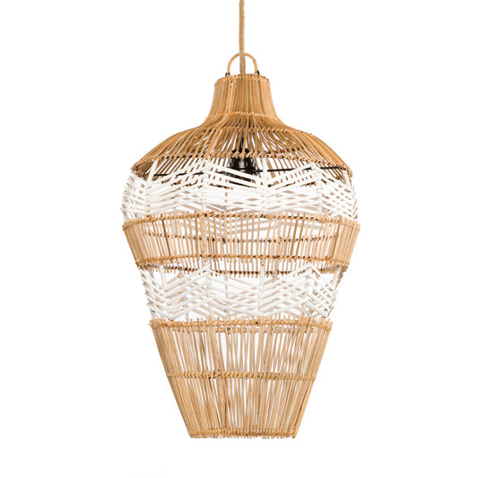 Grote, geweven hanglamp met een combinatie van natuurlijke en witte rotanstroken, elegant design.