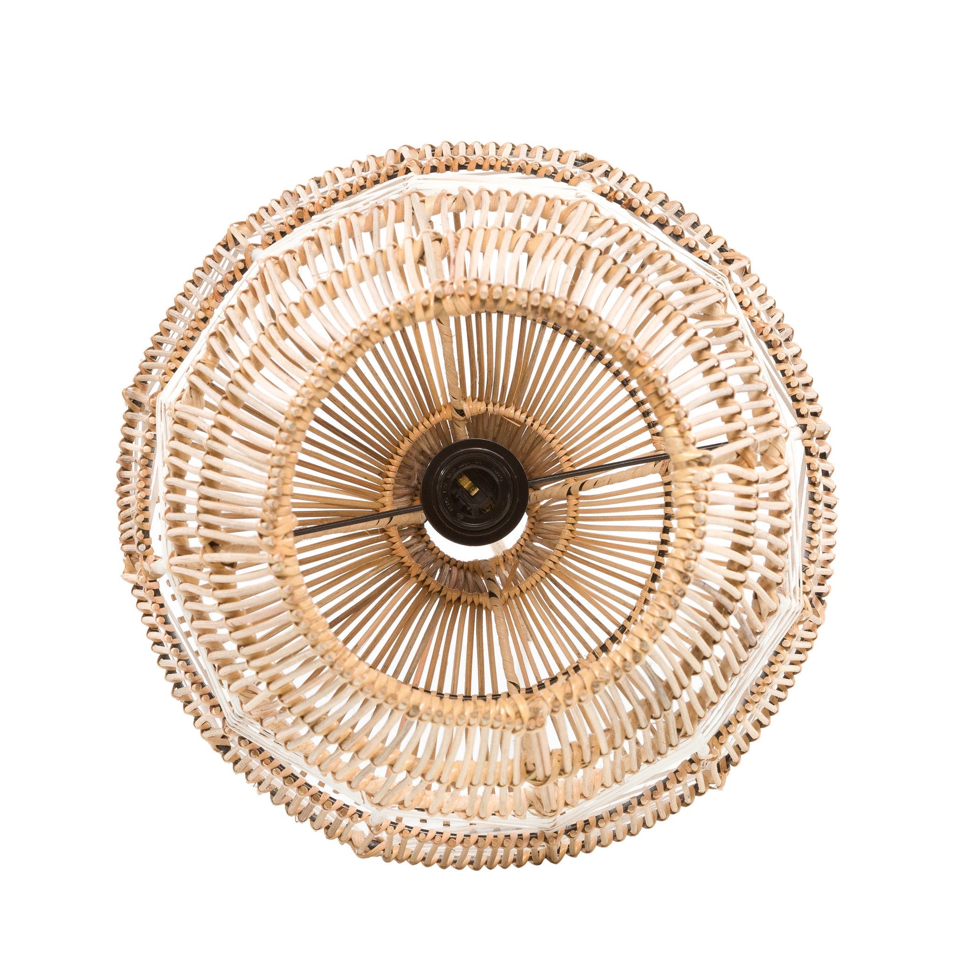 Ronde, gevlochten rotan hanglamp in natuurlijke tinten, met opengewerkt design en centrale fitting.