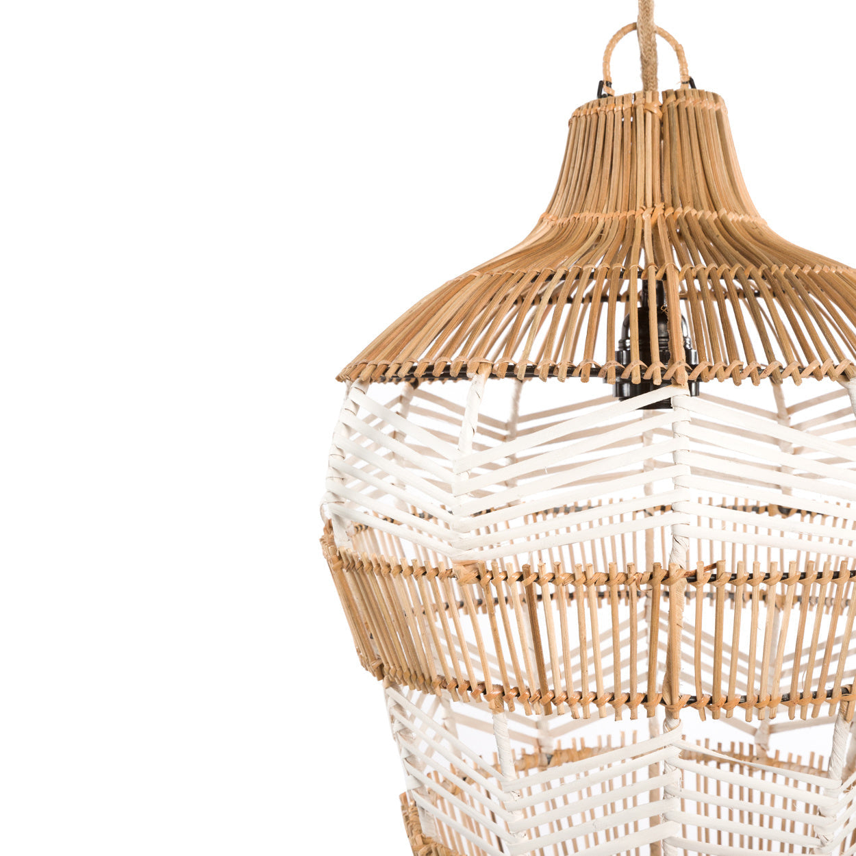 Hanglamp van natuurlijke en witte rotanpatronen in een artistiek, modern ontwerp tegen een witte achtergrond.