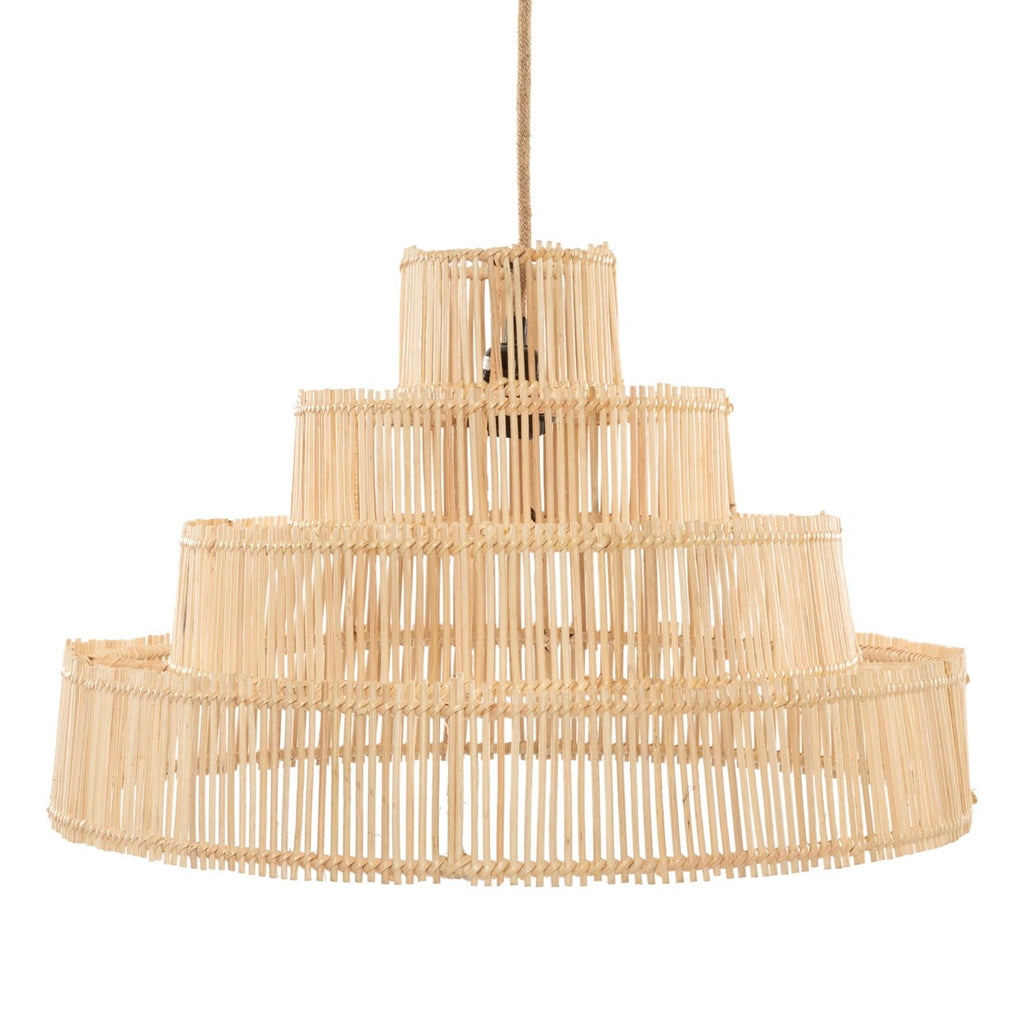 Gelaagde hanglamp van natuurlijk rotan met een opengewerkt ontwerp, hangend aan een juten koord.