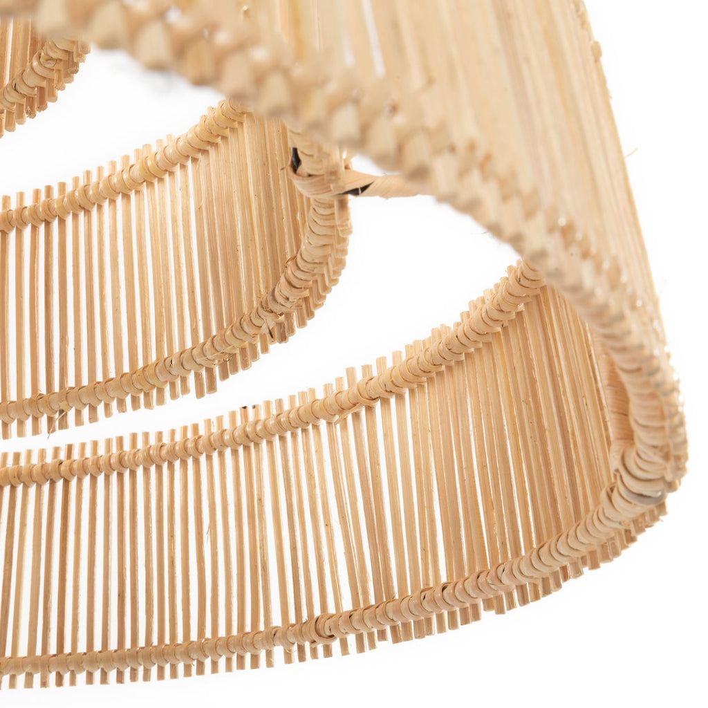 Elegante lampenkap van geweven rotan met een gedetailleerd kruiselings patroon en een warme, natuurlijke uitstraling.