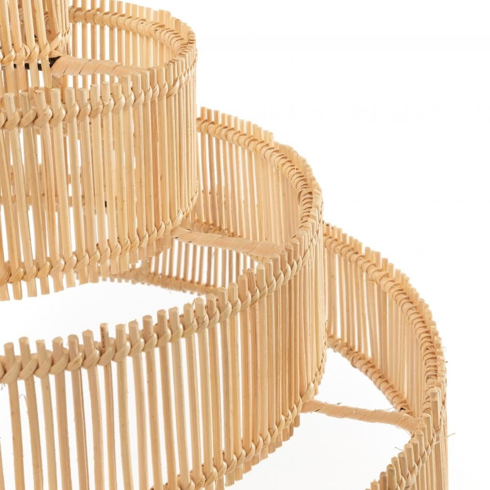 Stijlvolle rotan lampenkap met cirkelvormig, open geweven patroon, natuurlijke houtkleur.