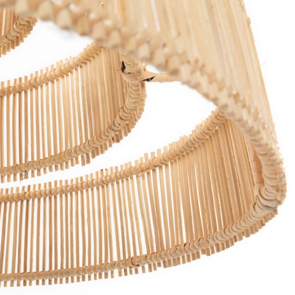 Geweven bamboe hanglamp met sierlijke ronde vorm en natuurlijke lichte tint, detail van structuur en textuur.