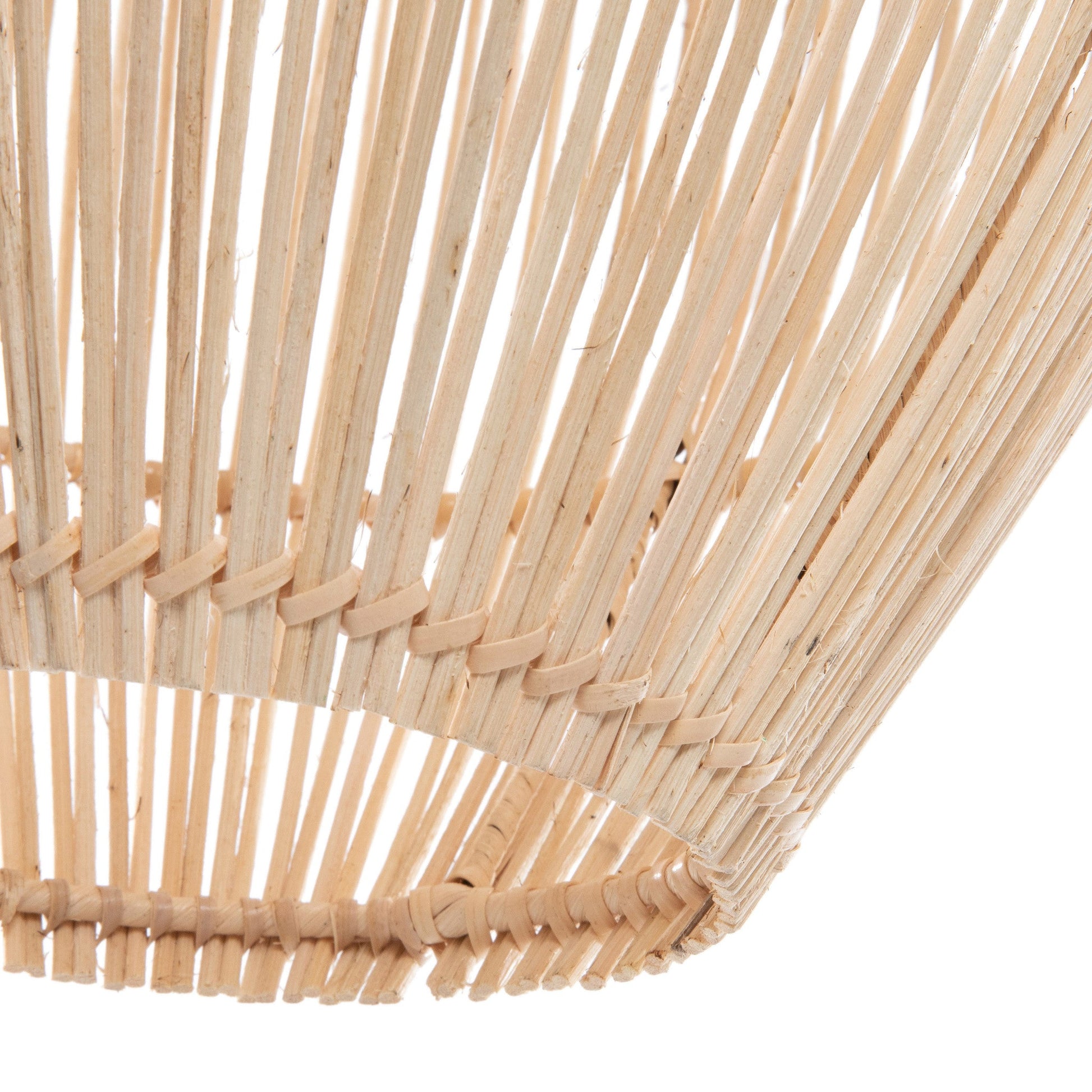 Geweven rotan lampenkap in natuurlijke tinten, zorgvuldig met dunne stroken in elkaar gezet.