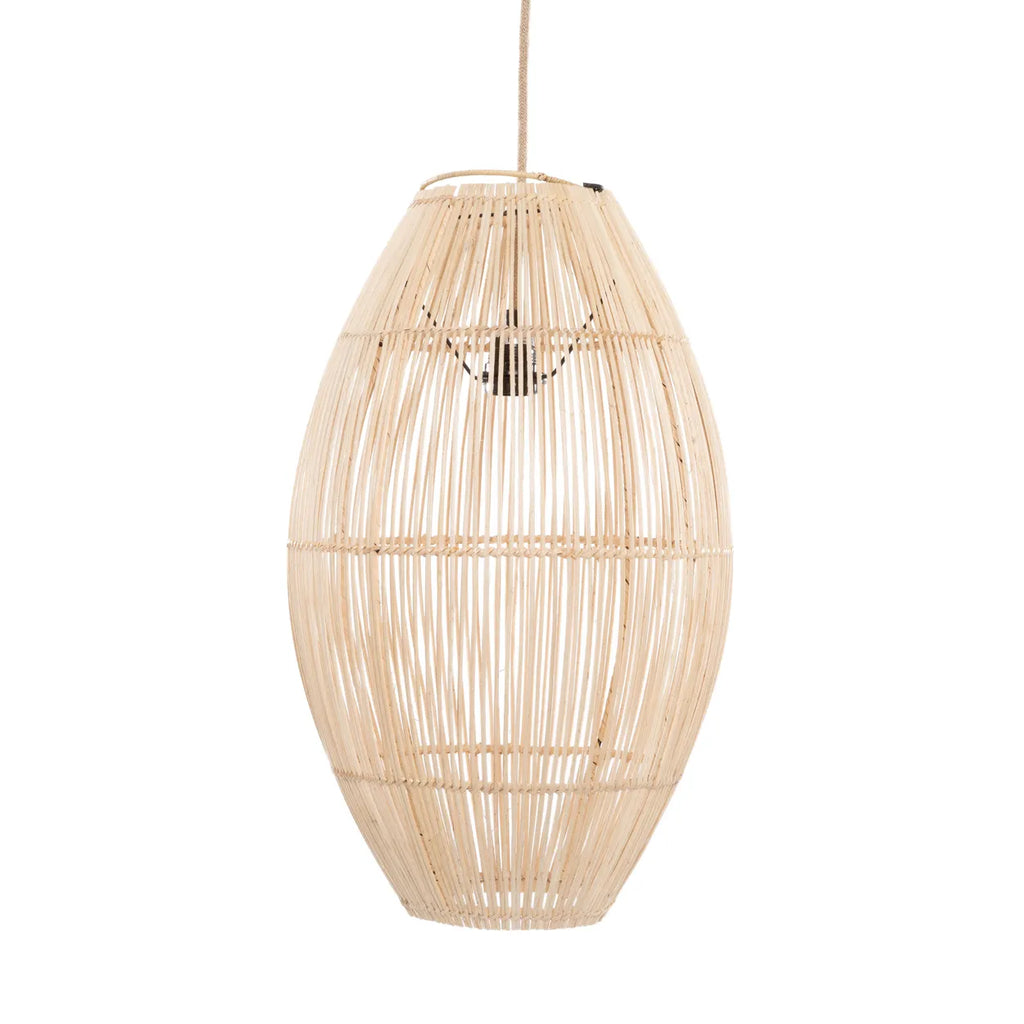 Houten hanglamp met opengewerkt design, ovale vorm, steekt mooi af tegen een witte achtergrond.