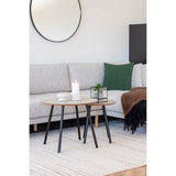 Twee geneste House Nordic Aalst bijzettafels travertijnlook als salontafels voor lichte bank met kaars en plant