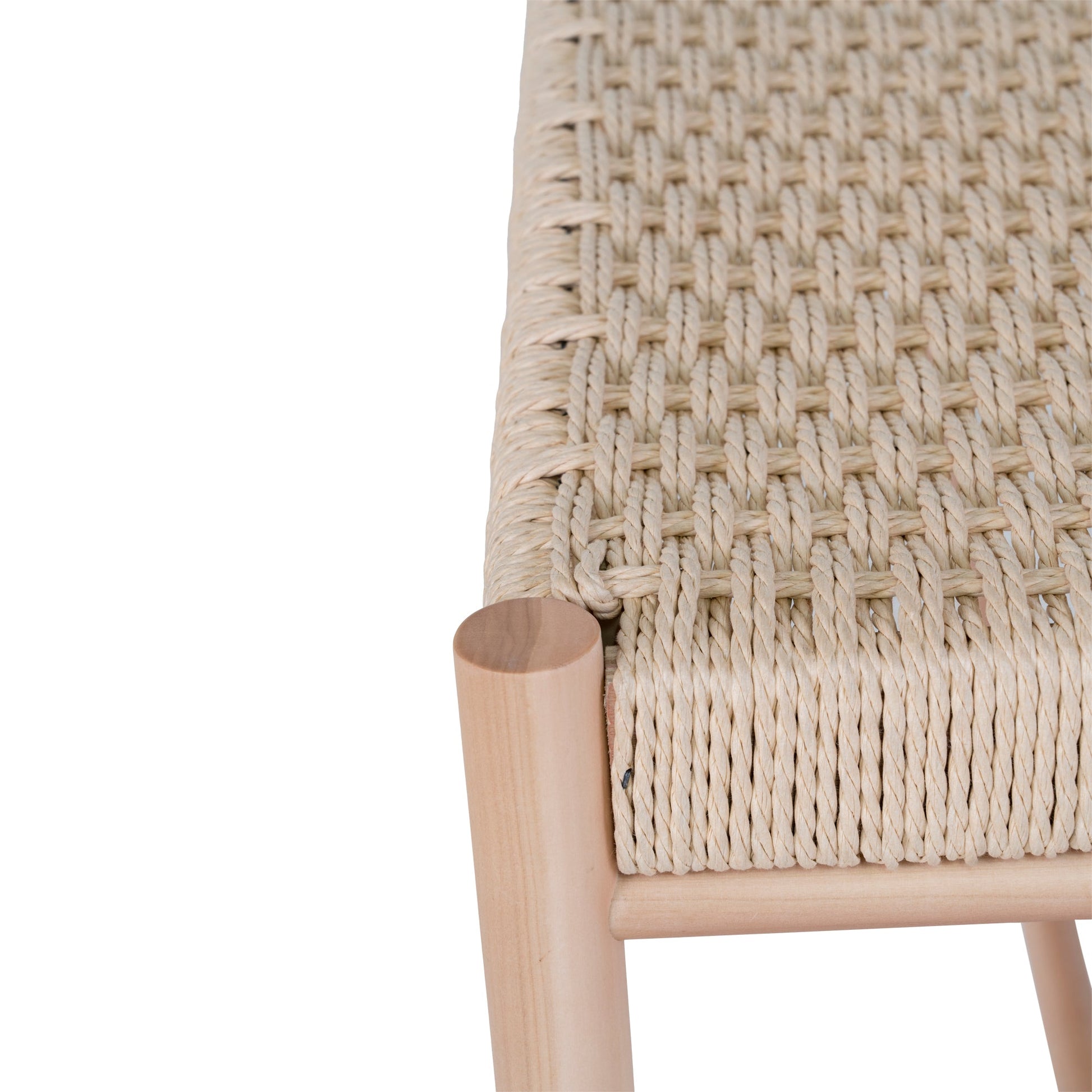 Natuurlijke houtstoel met strak geweven zitting van licht beige touw en ronde houten poten, minimalistisch design.