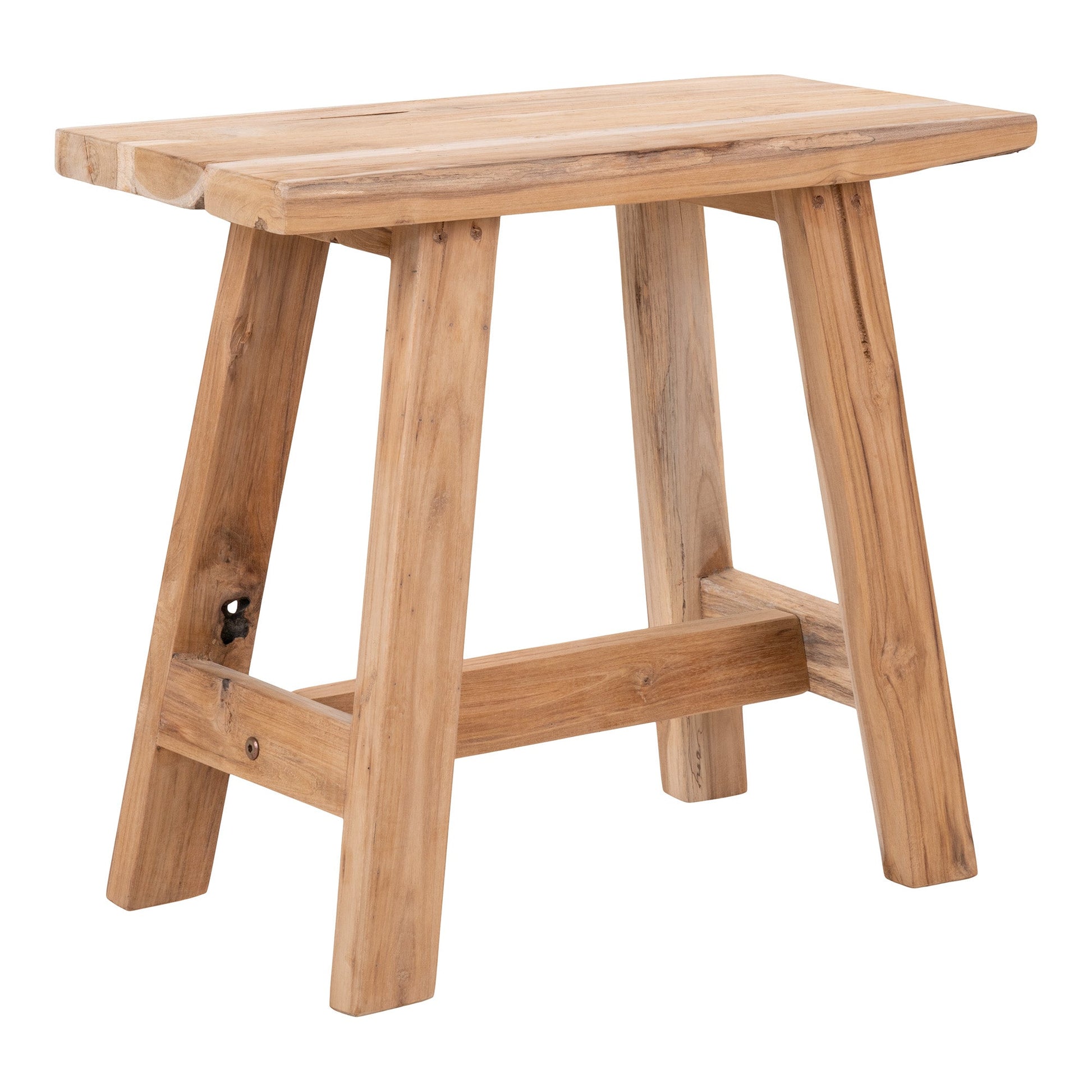 Rustieke houten kruk van lichtbruin, naturel hout met stevige vierkante poten en een gladde zitting.