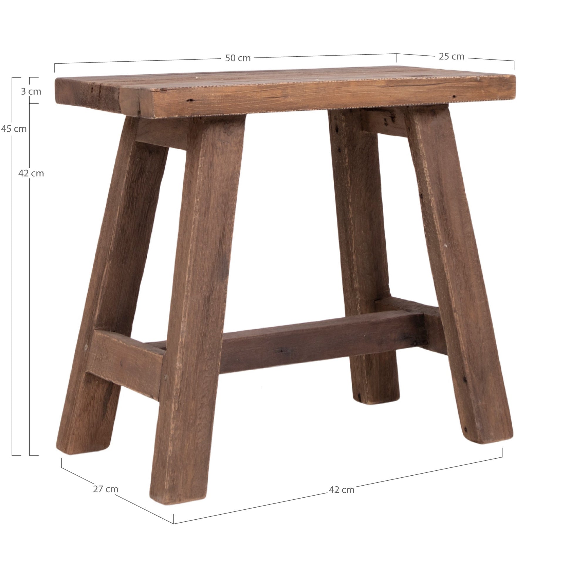 Bruine houten kruk met afmetingen: 50 cm breed, 25 cm diep, 45 cm hoog; robuust ontwerp.