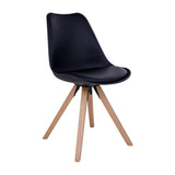 Zwarte moderne kuipstoel met houten kruisvormige poten, eenvoudig en stijlvol design.