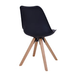 Matte zwarte kunststof stoel met vier houten poten in een minimalistisch en modern ontwerp.