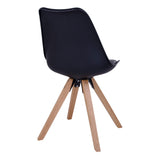 Strakke zwarte kuipstoel met houten poten in moderne, minimalistische stijl op witte achtergrond.