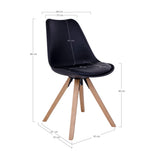 Zwarte kunststof stoel, 86 cm hoog met houten poten. Zithoogte 48 cm, zitdiepte 42 cm, breedte 43 cm.