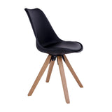 Stijlvolle zwarte kuipstoel met houten poten, modern design en comfortabele zitting.
