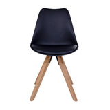 Zwarte moderne stoel met houten poten en een gestroomlijnd ontwerp, staand op een witte achtergrond.