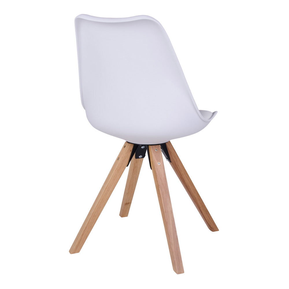 Wit kunststof kuipstoel met houten poten, moderne uitstraling tegen een witte achtergrond.
