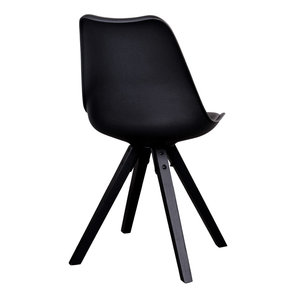 Zwarte moderne stoel met ergonomische rugleuning en vier houten poten, gepresenteerd in zijaanzicht.