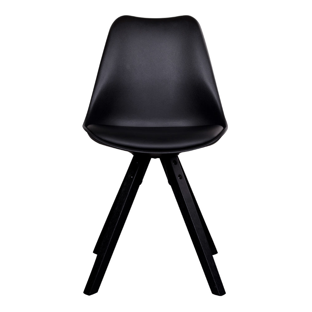 Zwarte kunststof kuipstoel met een moderne uitstraling, op stevige houten poten, geschikt voor elk interieur.