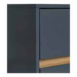 Close-up van het greeploze front van House Nordic Bisley bijzettafel in matte donkergrijs met subtiel houten accent