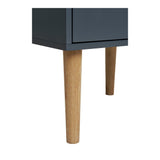 Detail van de slanke, conische houten poten van House Nordic Bisley bijzettafel voor een luchtig Scandinavisch karakter