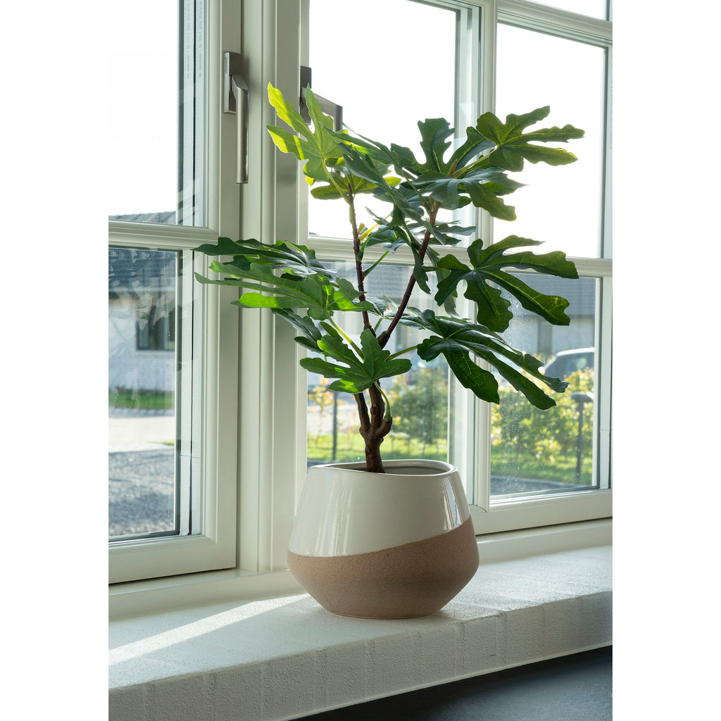 Beige keramische bloempot Ø20 cm met matte en glanzende duotint, stijlvol op witte vensterbank bij raam in ochtendlicht