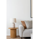Sfeervolle styling met House Nordic Boavista bijzettafel naast een lichtgrijze bank, bekroond door een keramieken tafellamp.