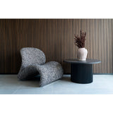 Moderne styling met House Nordic Boavista salontafel, gedroogde bloemen in rustieke aardewerk vaas en grijze loungestoel