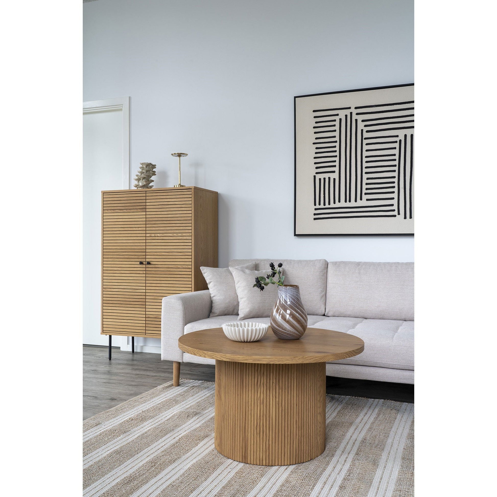 De House Nordic Boavista salontafel staat in een lichte woonkamer met beige bank, ribbelkast en keramische vaas