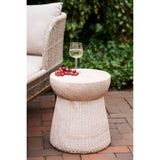 Gezellig moment met House Nordic Bonn bijzettafel op bakstenen terras, gevuld met rode druiven en wijnglas naast naturel rope fauteuil