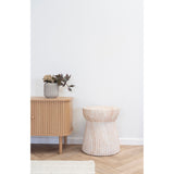 House Nordic Bonn bijzettafel staat op visgraat houten vloer naast naturel wollen vloerkleed en slank eiken dressoir voor een warm interieur