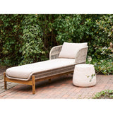 Rustige loungehoek met Bonn bijzettafel van House Nordic in naturel fiberclay naast gevlochten loungestoel bij klimop