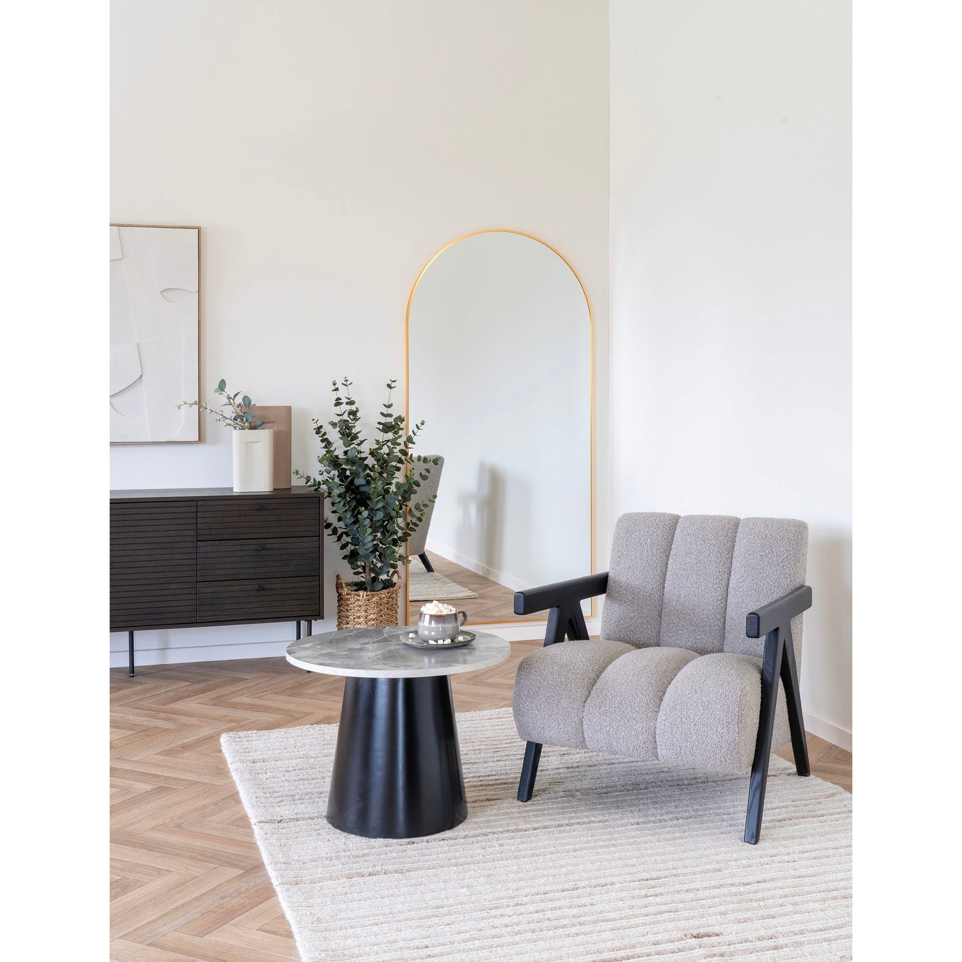 House Nordic Brito salontafel in Scandinavische zithoek met speels fauteuil, houten dressoir en boogspiegel