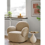 Calais bijzettafel van House Nordic in gebroken wit metaal, sfeervolle boekentafel naast bouclé fauteuil in leeshoek