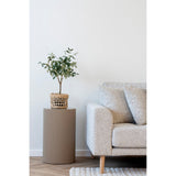 Farense bijzettafel van House Nordic in beige/grijs MDF, gestyled met plant in gevlochten rieten mand naast bank