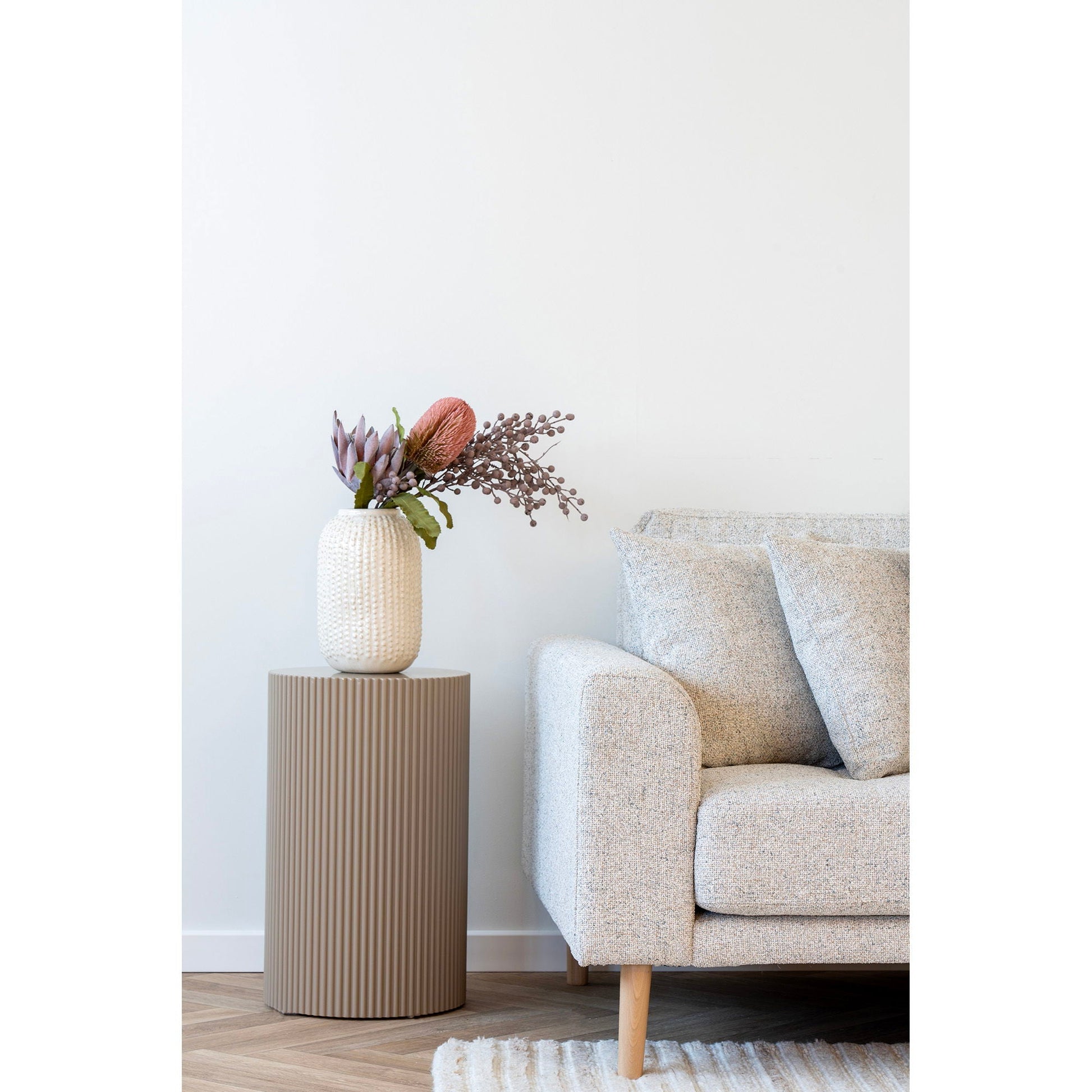 Zithoek styling met de Farense bijzettafel van House Nordic in beige/grijs MDF, gecombineerd met vaas en bank