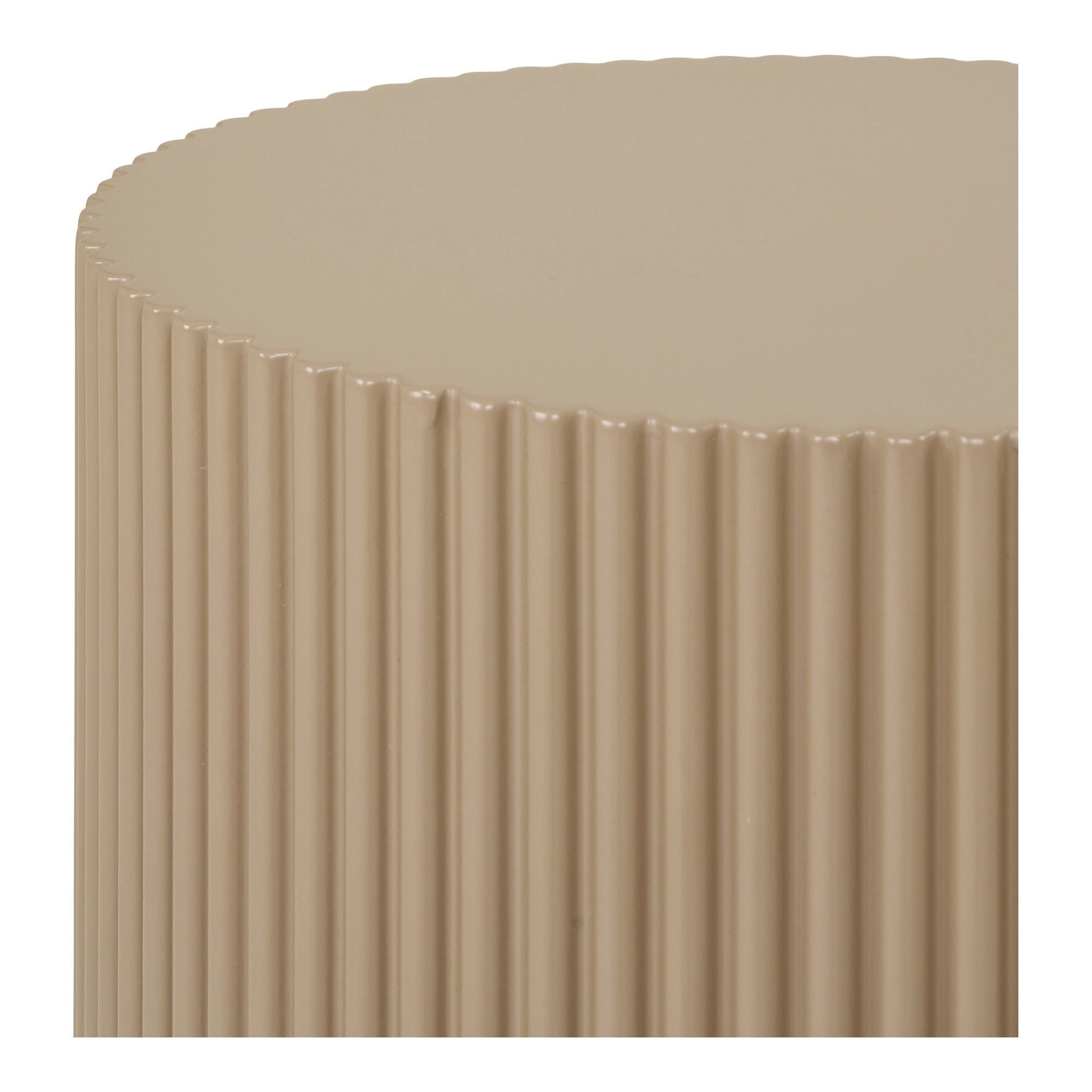 Detail van Farense bijzettafel – close-up van het beige/grijze MDF met geribbelde structuur op de sokkel.