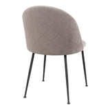 Grijze stoel met gewatteerde rugleuning en slanke zwarte poten, moderne en eenvoudige ontwerpelementen.