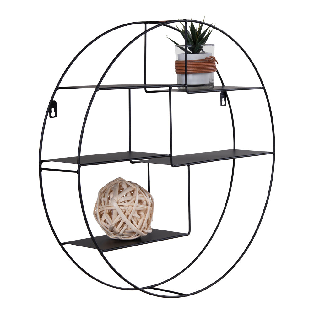 Rond metalen wandrek met zwarte legplanken, sierplant in glazen pot en decoratieve houten bol.